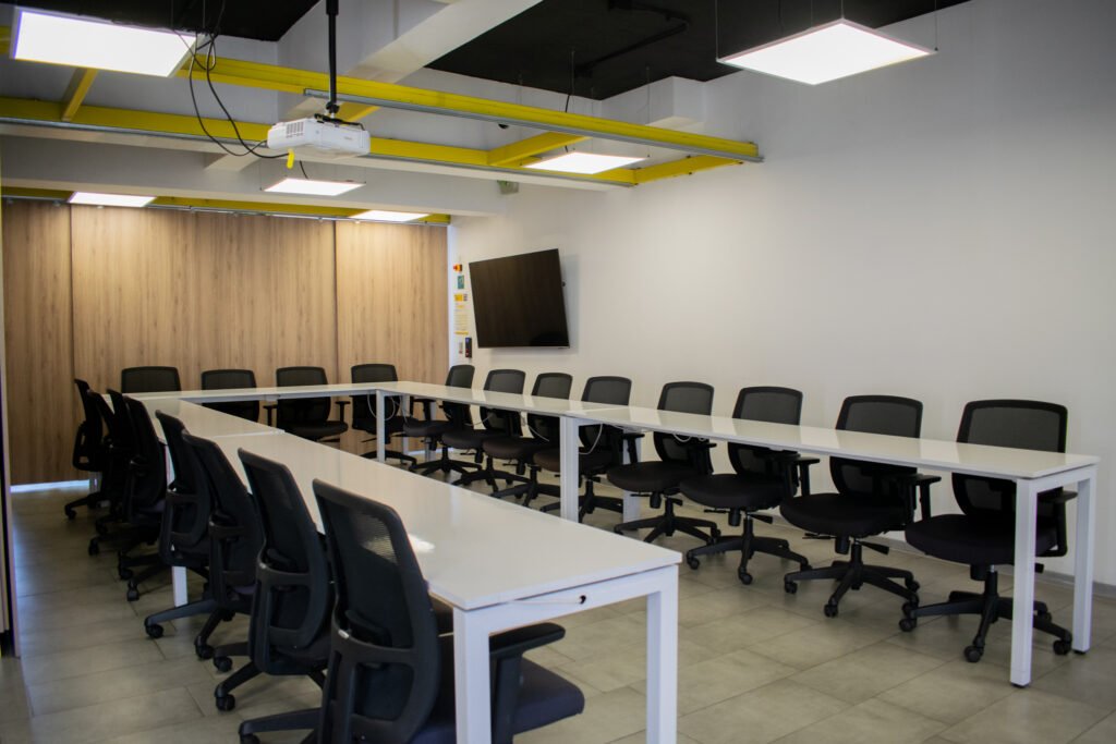 Salon en tipo U para reuniones de 20 personas